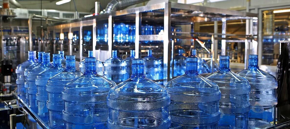 BIO WATER ombori — 18,9 litrlik idishlar tayyor holda saqlanmoqda