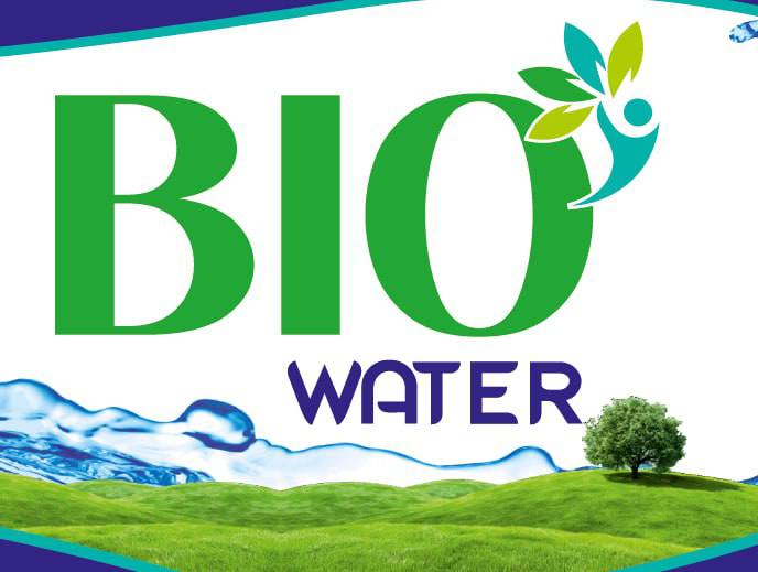 BIO WATER mahsulot yorlig'i — yashil o't-o'lan va suv tasviri bilan